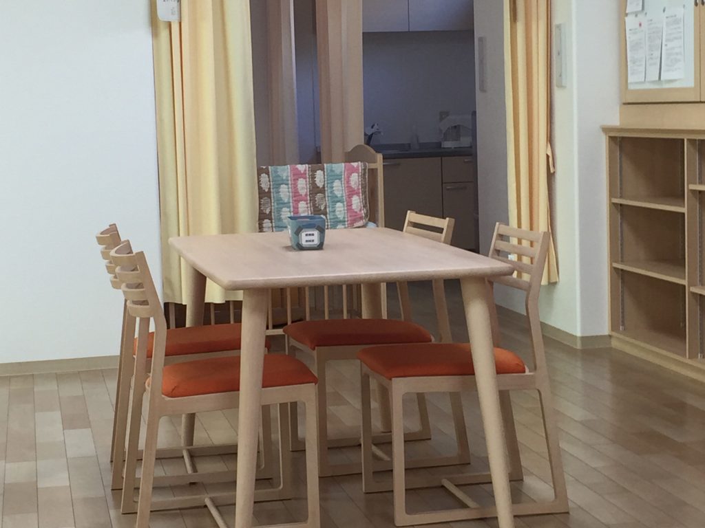 食事用テーブル