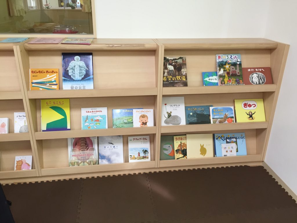 至るところに本がある